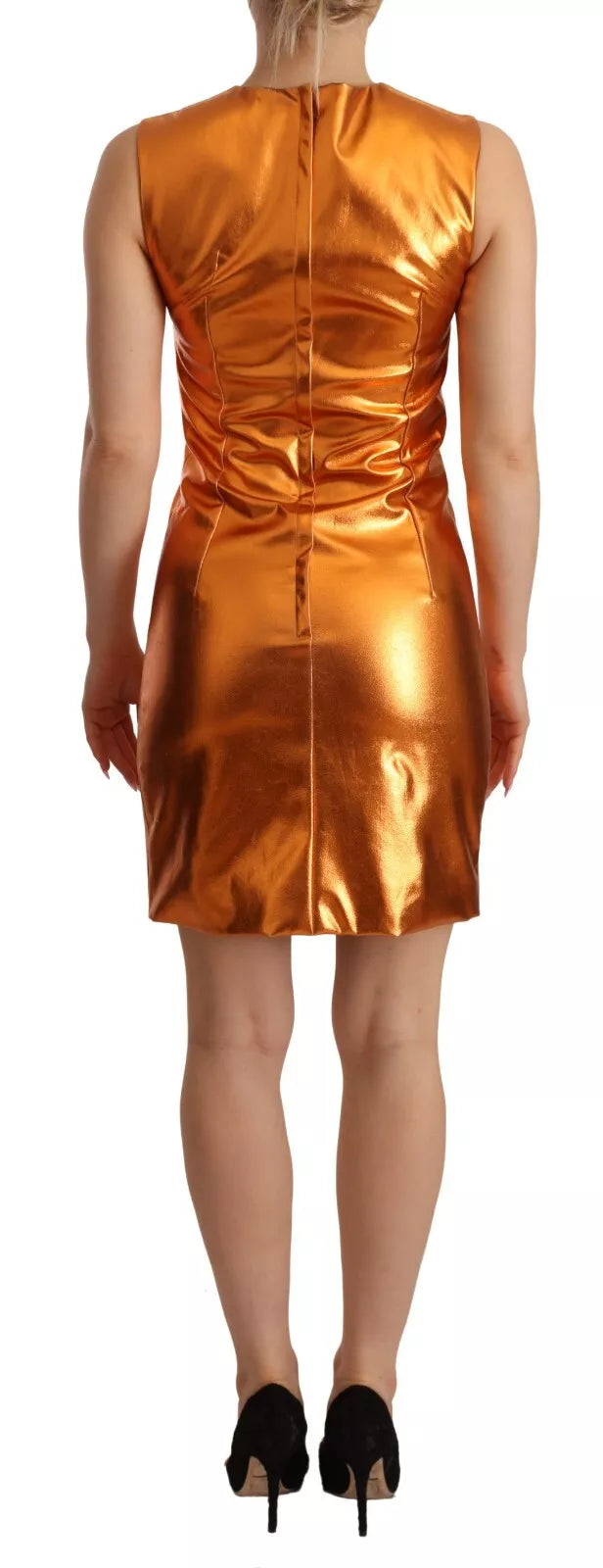 Robe sans manches en métal orange de Dolce & Gabbana, coupe droite élégante, visible en image.