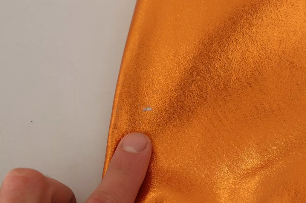 Robe sans manches en métal orange Dolce & Gabbana, coupe ajustée et élégante, vue de face.