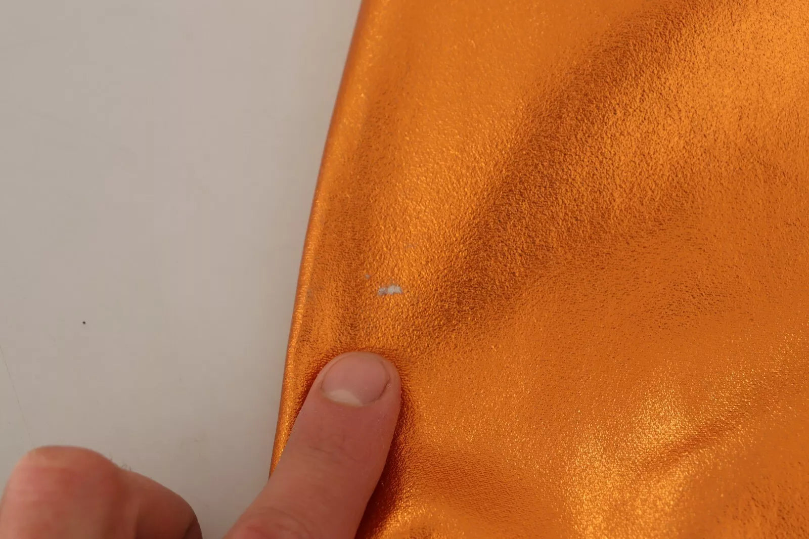 Robe sans manches en métal orange Dolce & Gabbana, coupe ajustée et élégante, vue de face.