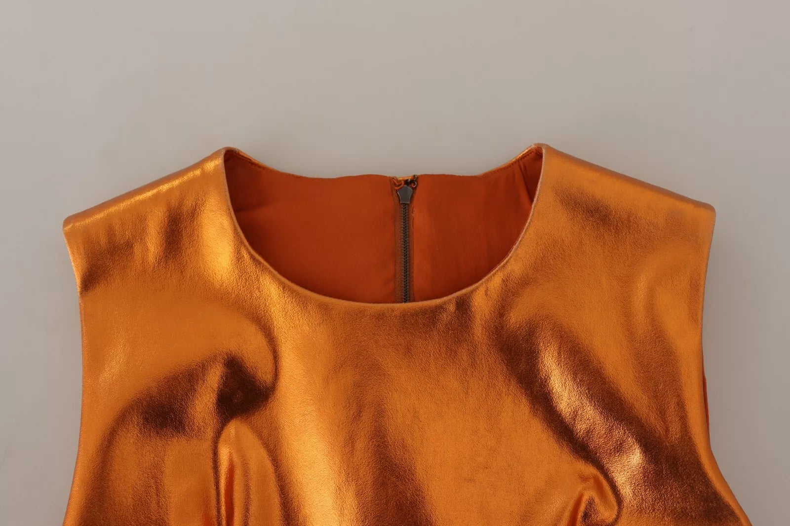 Robe sans manches en métal orange Dolce & Gabbana, coupe ajustée, tissu brillant et élégant, vue de face.