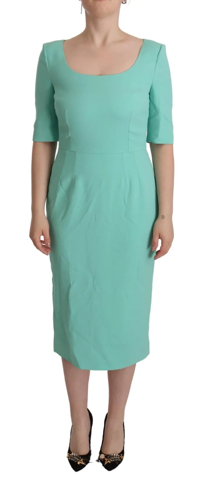 Robe midi verte menthe Dolce & Gabbana à col carré, coupe ajustée, tissu fluide, mise en valeur par une silhouette élégante.
