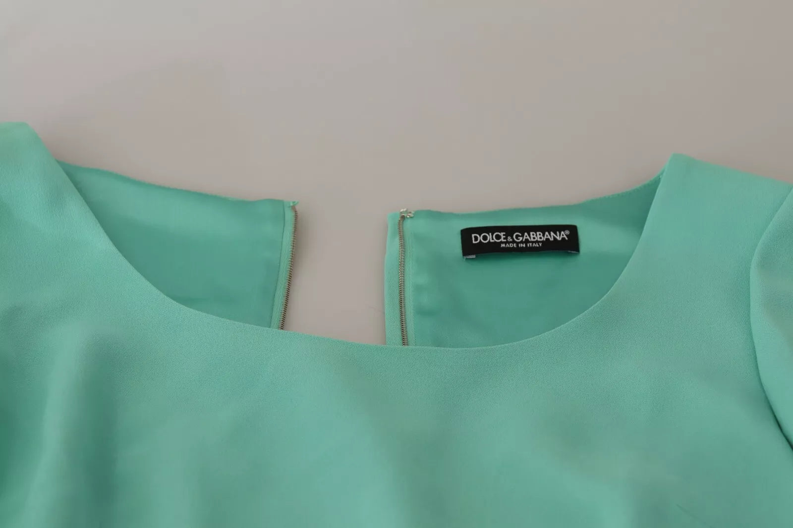 Robe midi vert menthe Dolce & Gabbana avec col carré et silhouette ajustée, vue de face.