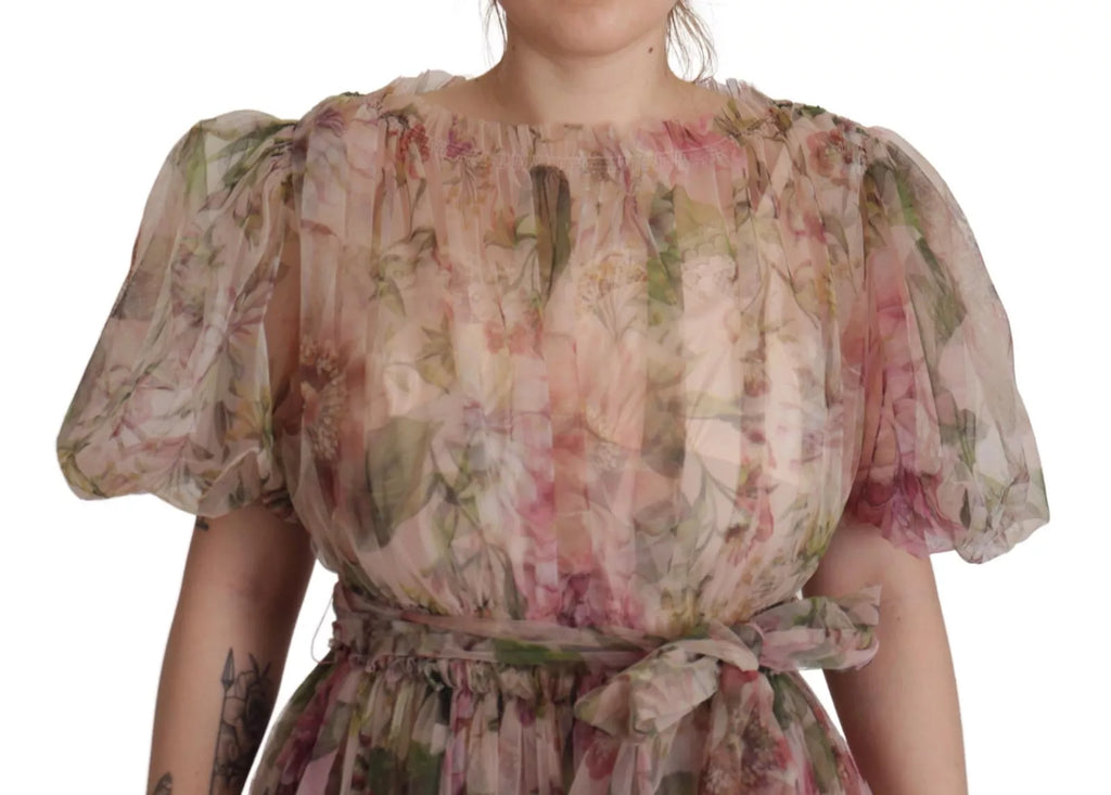 Robe longue maxi Dolce & Gabbana à imprimé floral multicolore, élégante et fluide, portée avec des détails colorés.