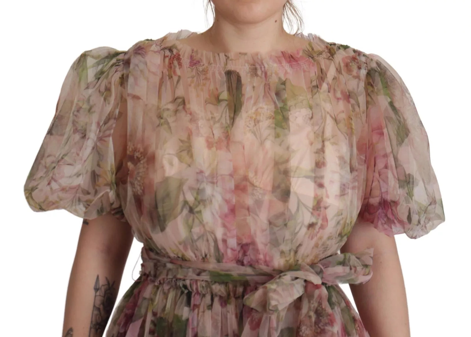 Robe longue maxi Dolce & Gabbana à imprimé floral multicolore, élégante et fluide, portée avec des détails colorés.
