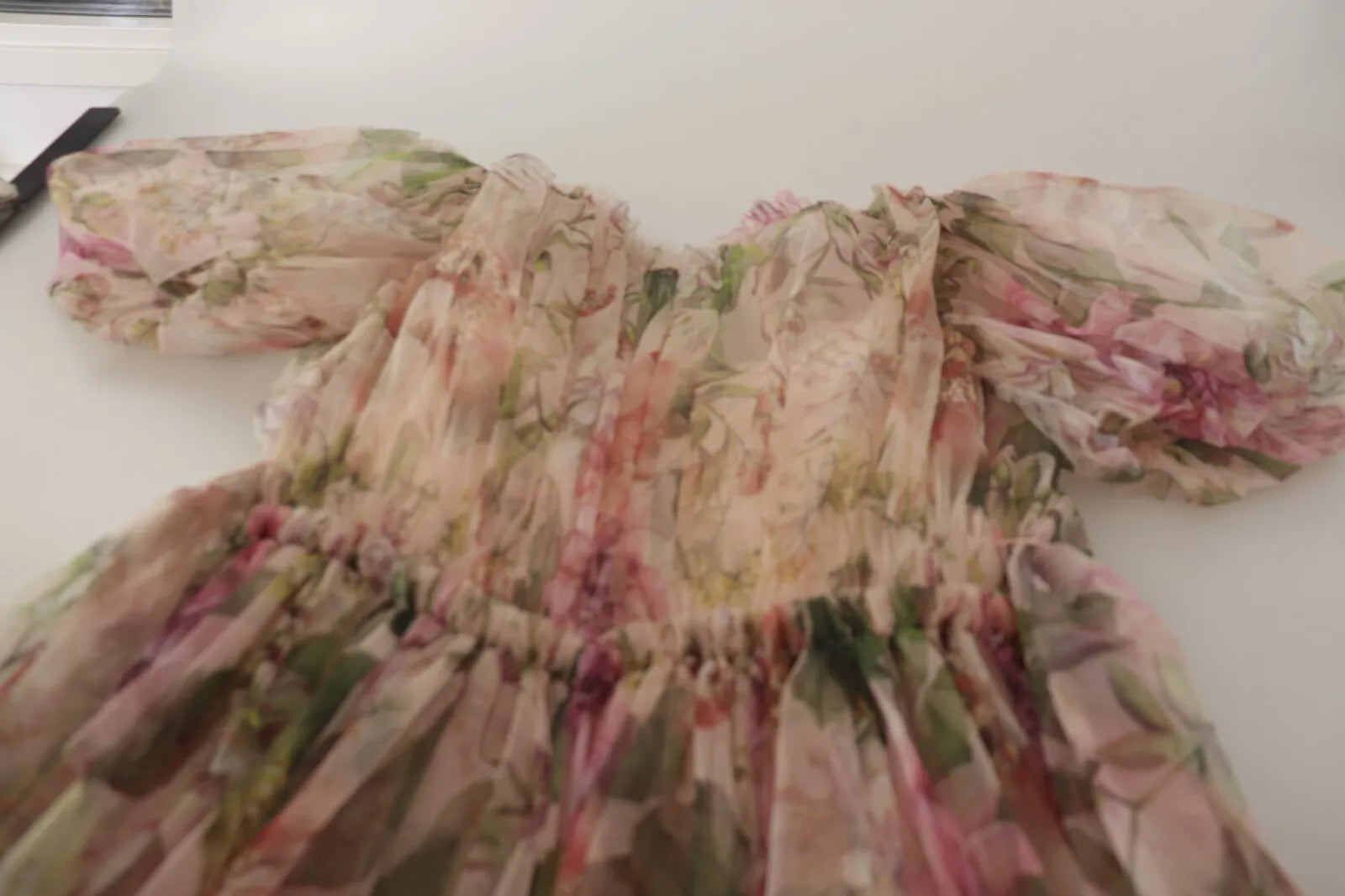 Robe longue maxi Dolce & Gabbana à imprimé floral multicolore, élégante et fluide, avec détails sophistiqués.