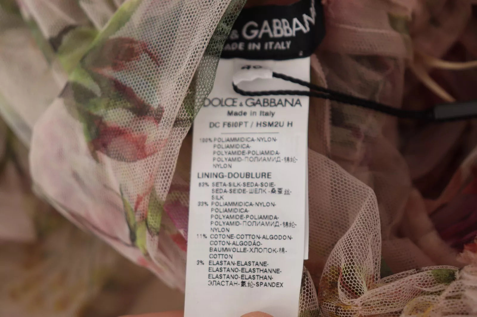 Robe longue Dolce & Gabbana à imprimé floral multicolore, style maxi, avec détails élégants et tissu fluide.