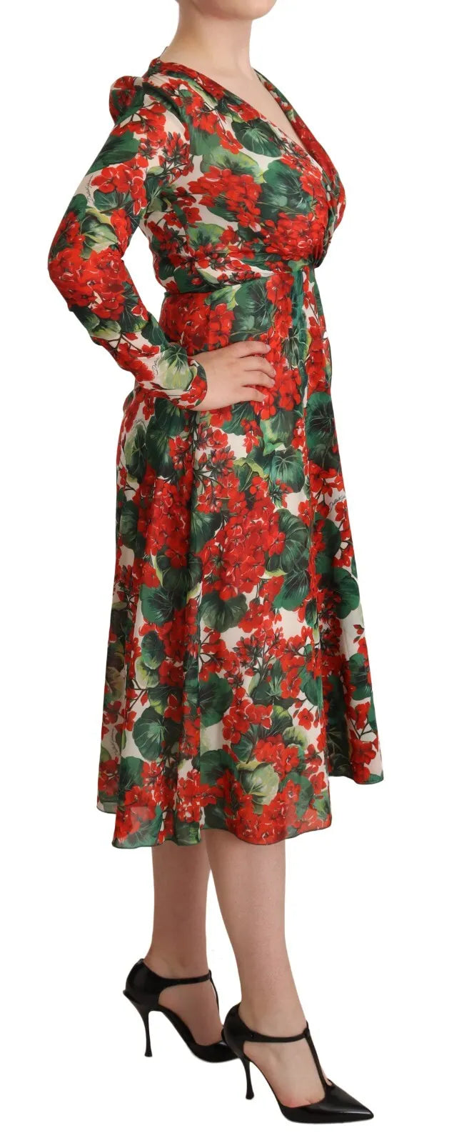 Robe droite multicolore Portofino imprimée de Dolce & Gabbana, en tissu léger et élégant, portée dans un style sophistiqué.