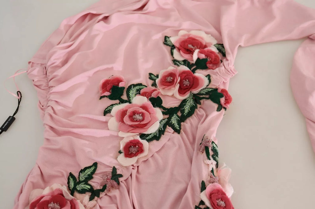 Robe une épaule Dolce & Gabbana rose ornée de fleurs, élégante et féminine, avec détails floraux visibles sur la robe.
