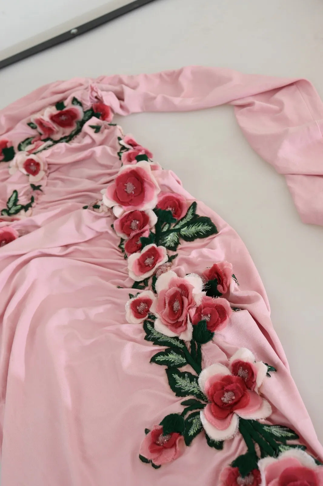 Robe rose à une épaule Dolce & Gabbana ornée de fleurs embellies, élégante et féminine, pour une occasion spéciale.