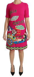 Robe Dolce & Gabbana Italia Forever en cristal rose, silhouette ajustée, avec détails élégants et tissu brillant.
