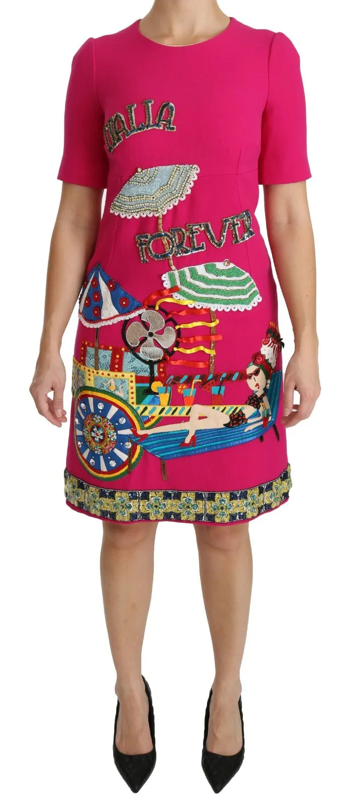 Robe Dolce & Gabbana Italia Forever en cristal rose, silhouette ajustée, avec détails élégants et tissu brillant.