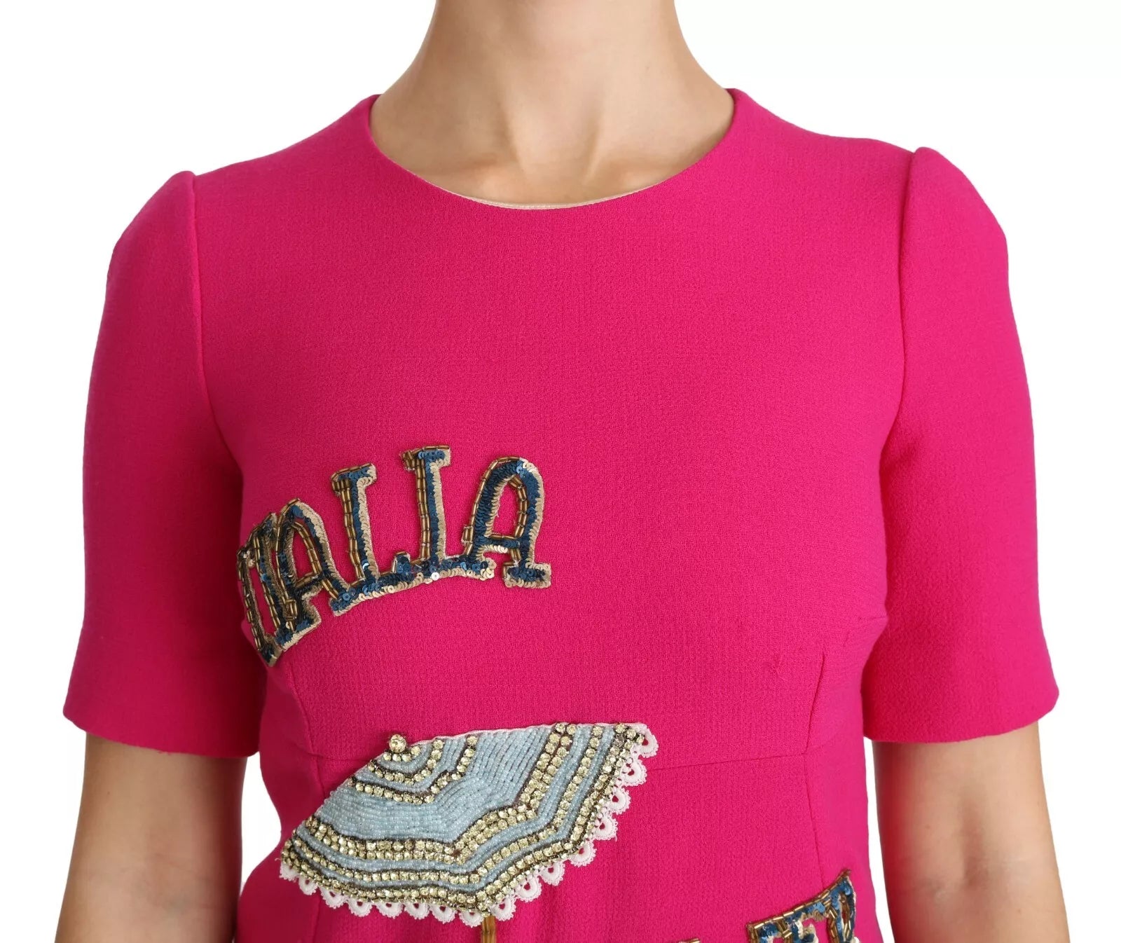 Robe Dolce & Gabbana Italia Forever en cristal rose, coupe ajustée et élégante, pour une occasion spéciale.