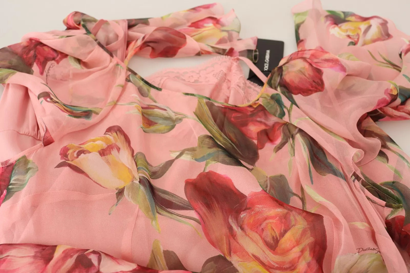 Robe longue en soie rose à imprimé floral de Dolce & Gabbana, robe maxi à plusieurs couches élégantes.