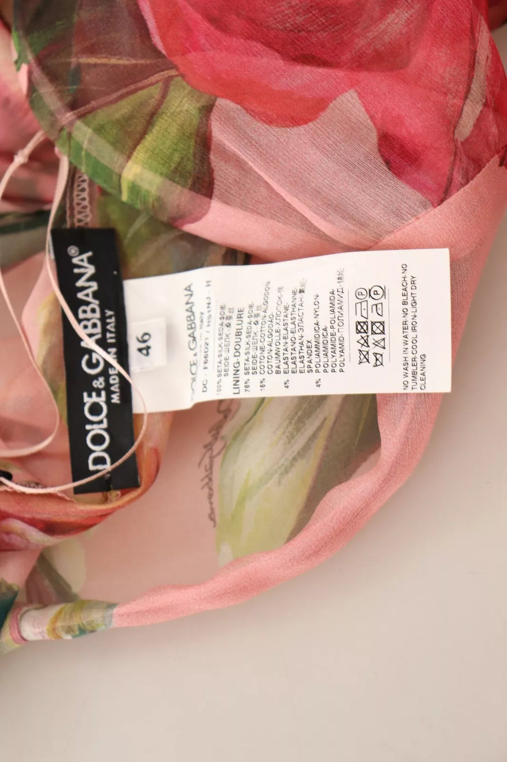 Robe longue en soie rose à imprimé floral de Dolce & Gabbana, robe maxi à couches élégante et féminine.