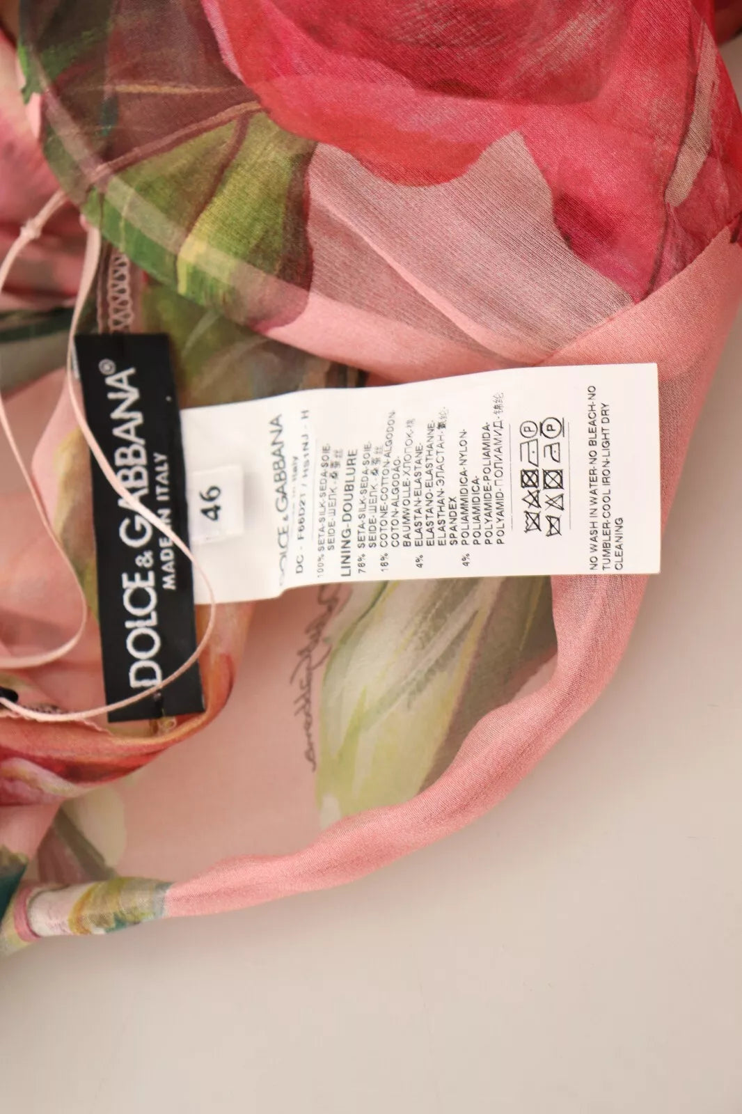 Robe longue en soie rose à imprimé floral de Dolce & Gabbana, robe maxi à couches élégante et féminine.