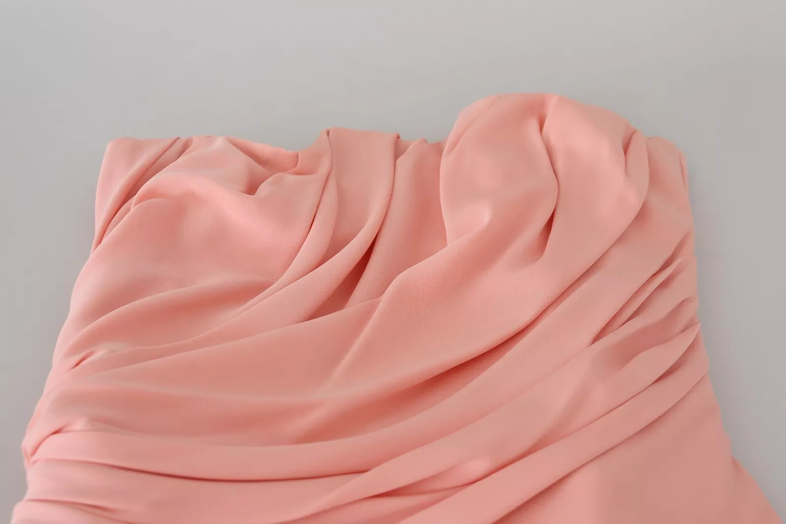 Robe bustier en soie rose de Dolce & Gabbana, robe longue ajustée sans bretelles, élégante et sophistiquée.