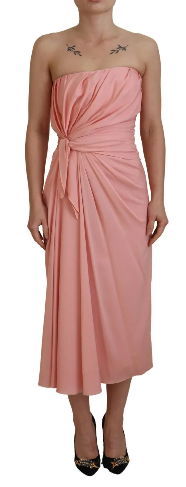 Robe midi bustier en soie rose de Dolce & Gabbana, silhouette ajustée et élégante, sans bretelles, vue de face.