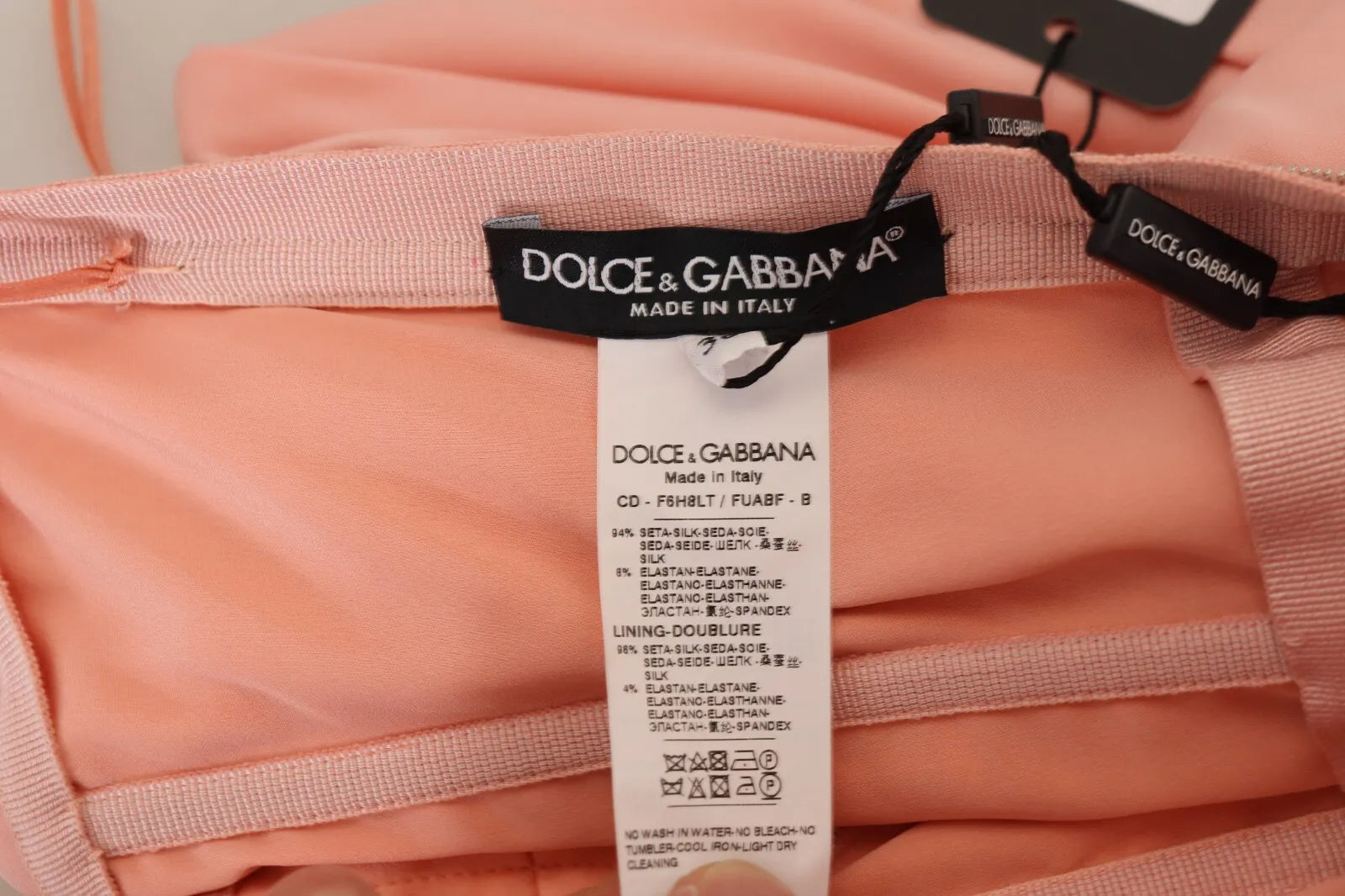 Robe midi bustier en soie rose de Dolce & Gabbana, robe droite élégante sans bretelles, tissu stretch, style sophistiqué.