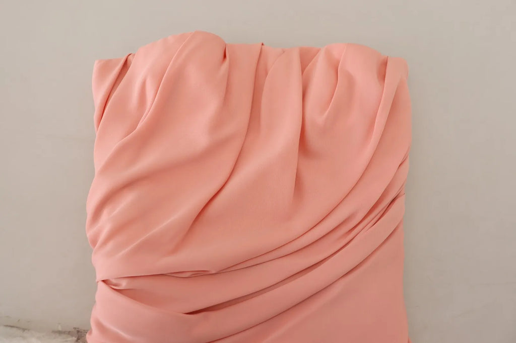 Robe midi bustier en soie rose de Dolce & Gabbana, robe longue sans bretelles élégante et ajustée.