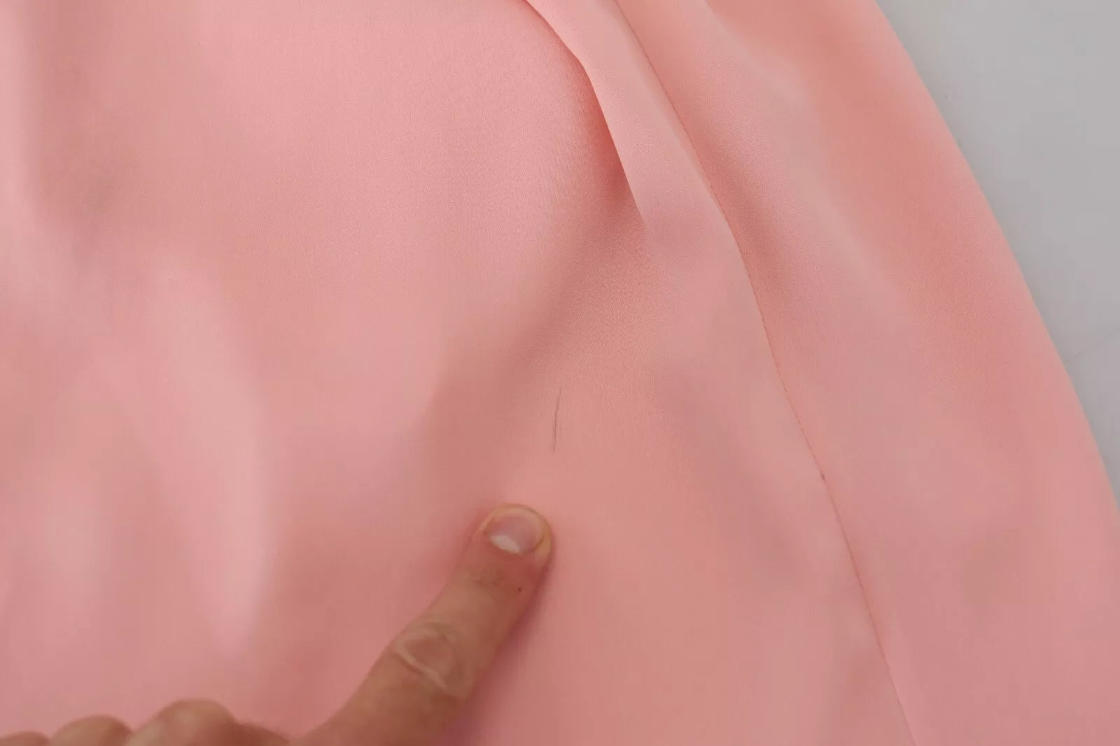Robe midi bustier en soie rose Dolce & Gabbana, robe droite sans bretelles élégante et sophistiquée, vue de face sur mannequin.