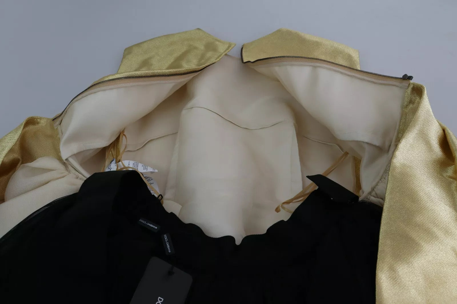 Robe sans manches en tulle doré en polyester de Dolce & Gabbana, coupe en ligne A élégante.