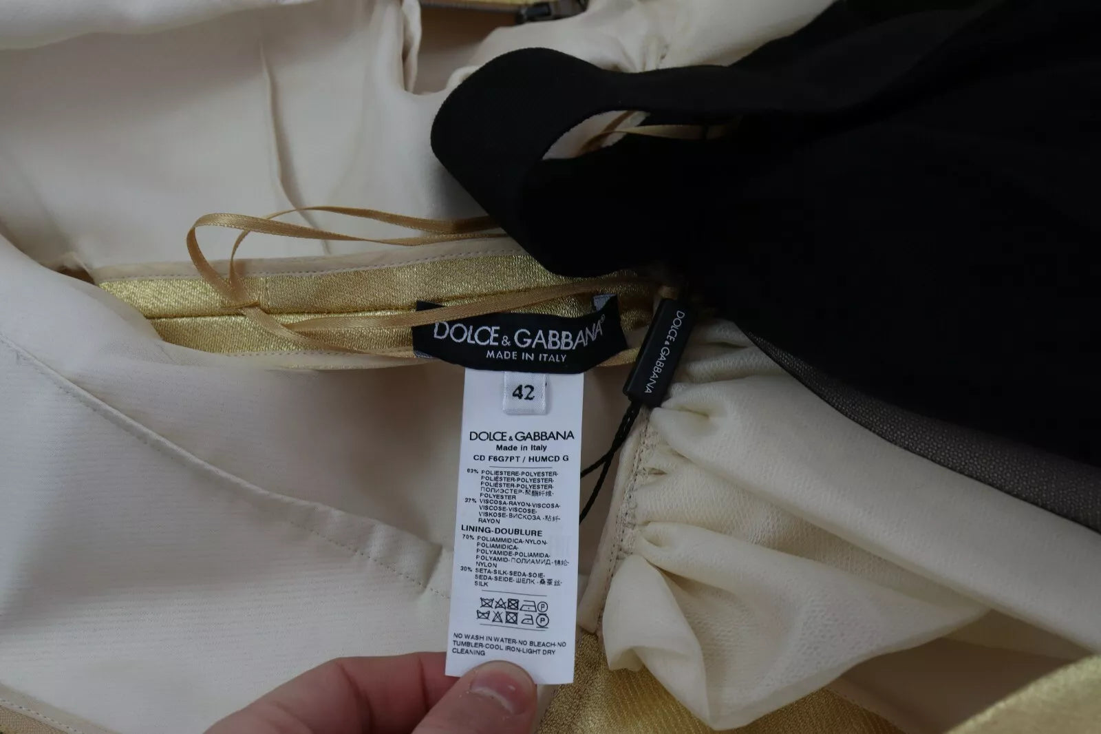 Robe sans manches en tulle doré en polyester de Dolce & Gabbana, style évasé A-line, élégante et sophistiquée.