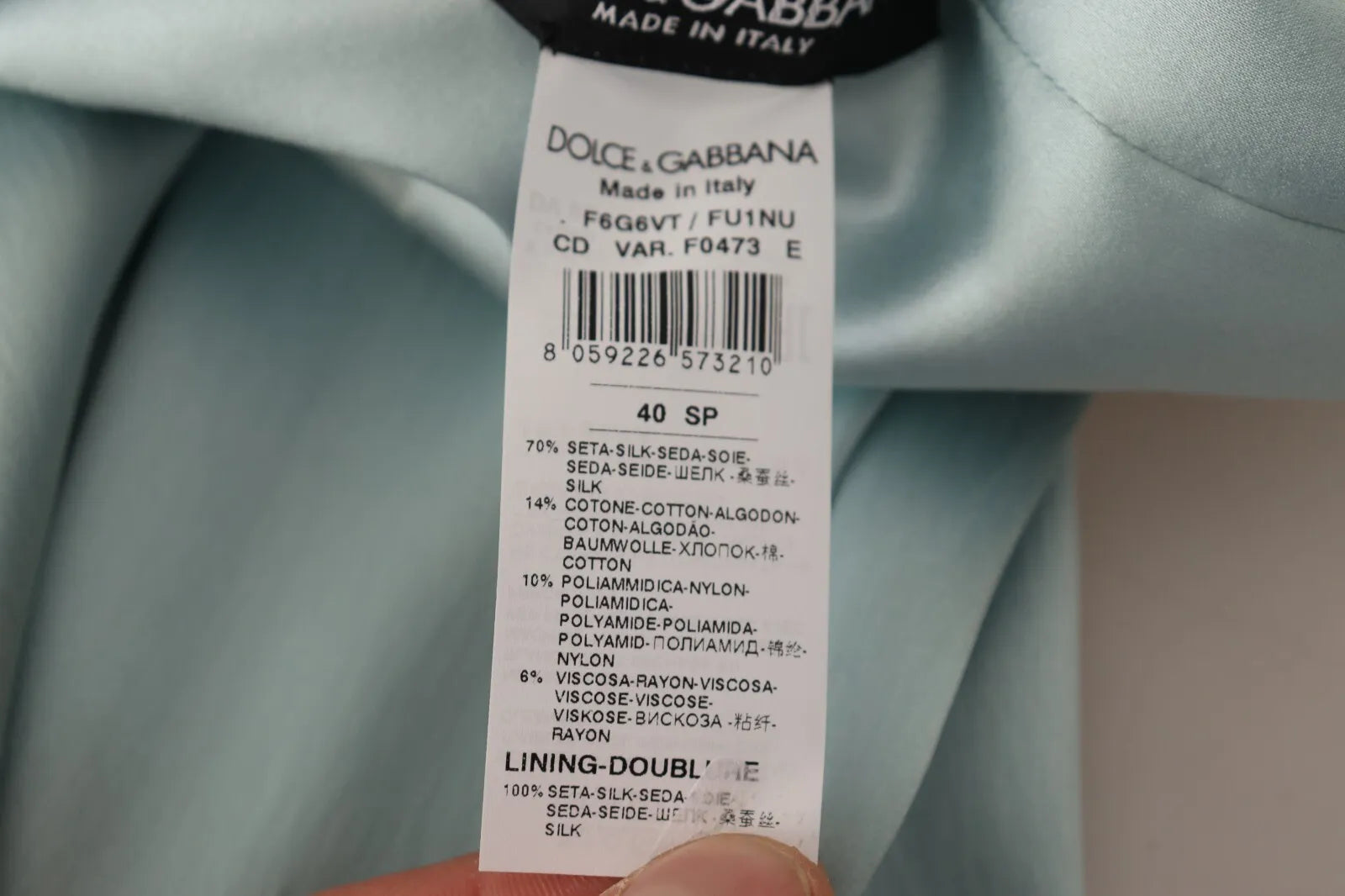 Robe midi en soie vert menthe Dolce & Gabbana, coupe ajustée et épaule dénudée, élégante et sophistiquée.