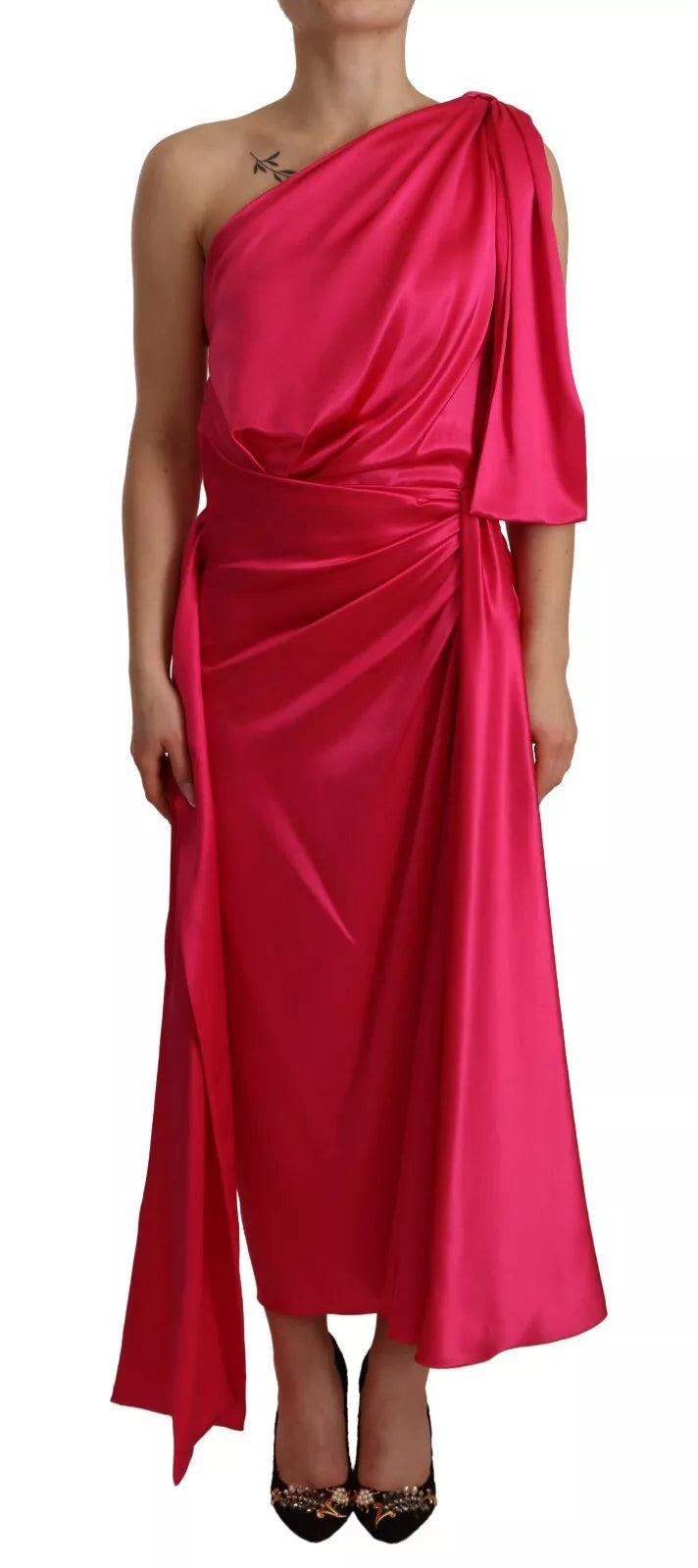 Robe midi en soie rose Dolce & Gabbana, ajustée et moulante, avec une seule épaule, élégante et sophistiquée.