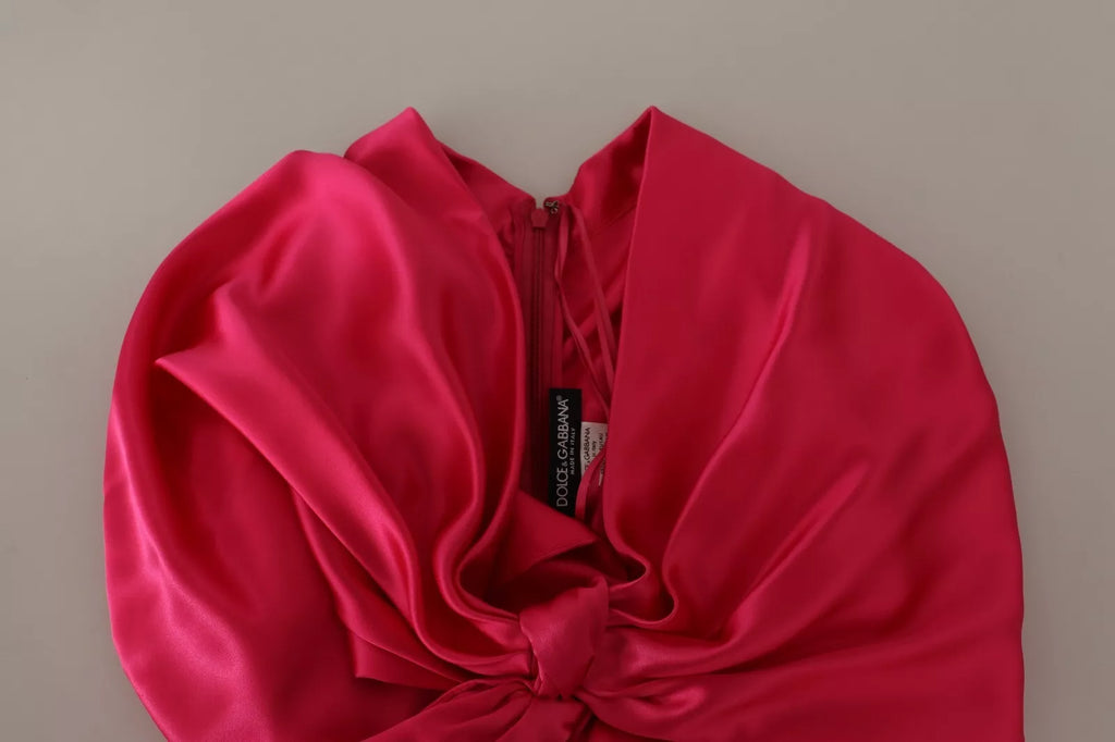 Robe midi en soie rose Dolce & Gabbana, ajustée et moulante, avec une seule épaule, élégante et sophistiquée.