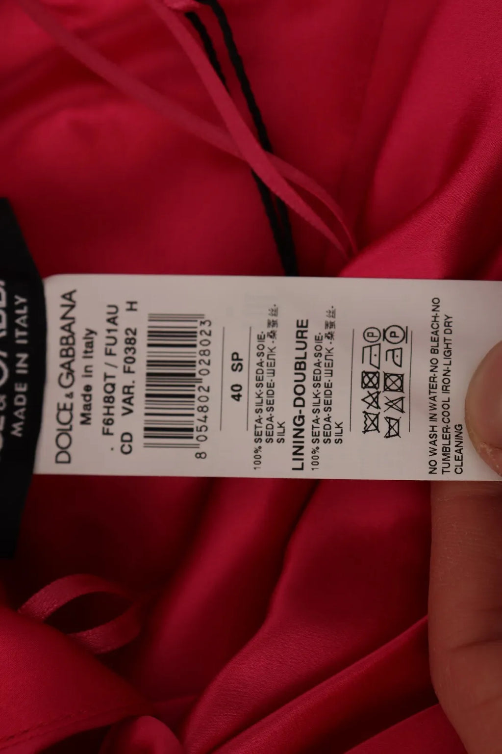 Robe midi en soie rose Dolce & Gabbana, ajustée et ceinturée, avec une épaule dénudée, parfait pour une silhouette élégante.