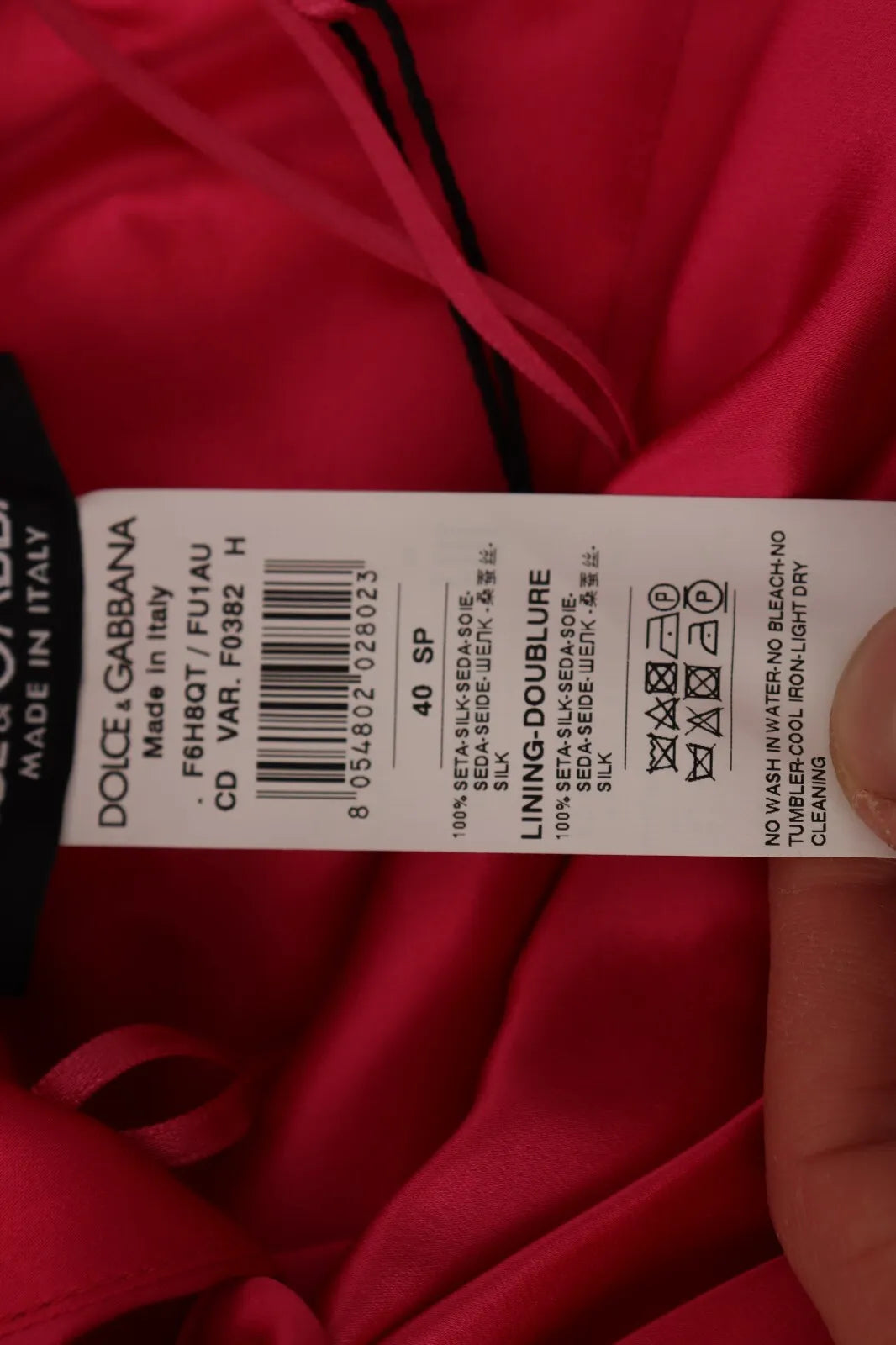 Robe midi en soie rose Dolce & Gabbana, ajustée et ceinturée, avec une épaule dénudée, parfait pour une silhouette élégante.