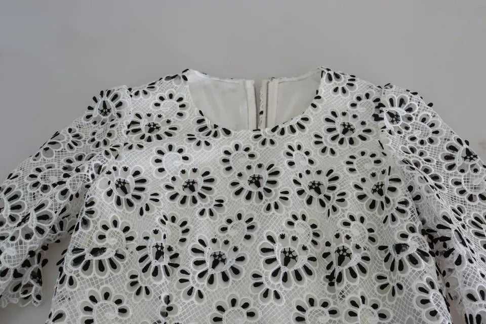 Robe midi en polyester blanc à découpes, design en ligne A, de la marque Dolce & Gabbana, portée avec détails élégants.