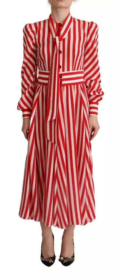 Robe longue en soie blanche et rouge de style shift de Dolce & Gabbana, coupe ample et élégante, vue de face.