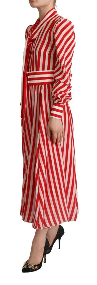 Robe longue blanche et rouge en soie Dolce & Gabbana, robe trapèze élégante avec décolleté flatteur, vue de face.