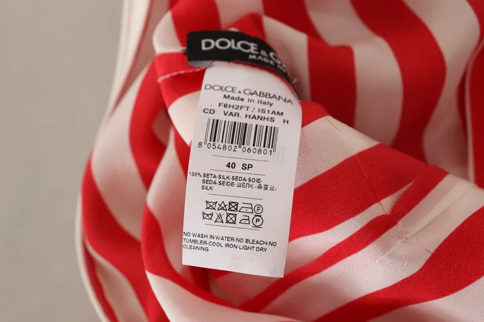 Robe longue en soie blanche et rouge de style ligne A par Dolce & Gabbana, vue de face sur mannequin.