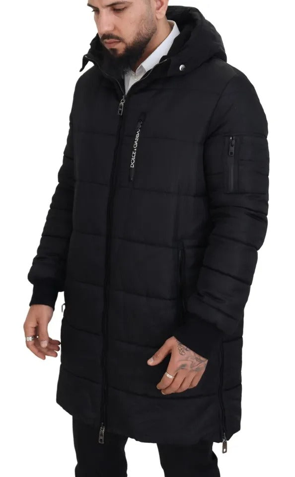 Imperméable noir Dolce & Gabbana en nylon avec capuche, parka d'hiver élégante et chaude, vue de face sur fond neutre.