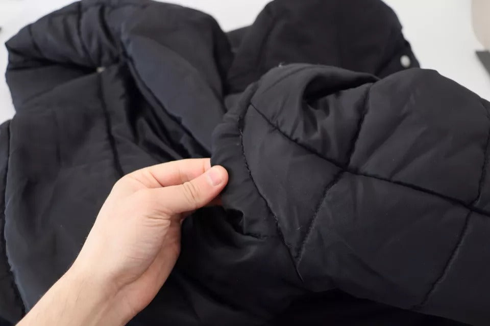 Veste d'hiver noire Dolce & Gabbana, parka en nylon avec capuche, détails de mode élégants et coupe ajustée.