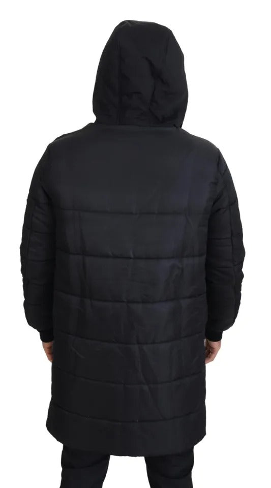 Manteau d'hiver noir en nylon avec capuche de la marque Dolce & Gabbana, parka pour femme ou homme, détails de la veste.