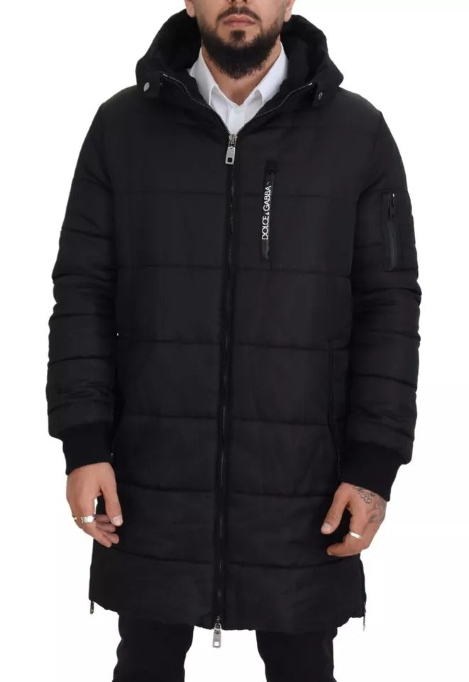 Veste d'hiver noire Dolce & Gabbana en nylon avec capuche, coupe longue et détails tendance pour homme ou femme.