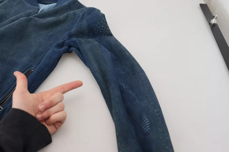Veste en cuir perforé bleue Dolce & Gabbana avec fermeture éclair intégrale, style élégant et moderne.