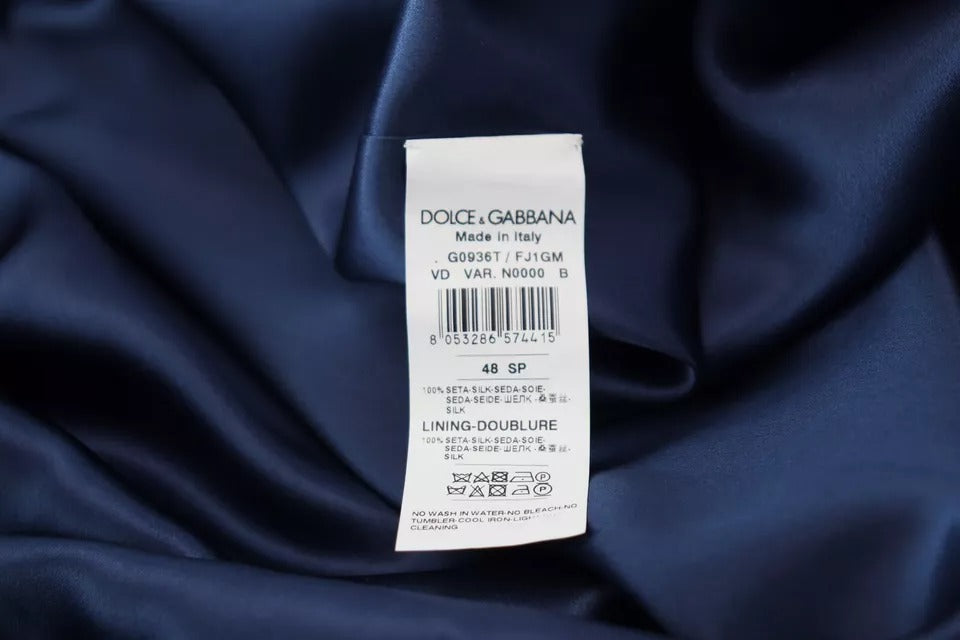 Ceinture en satin bleu de Dolce & Gabbana, large, élégante, portée sur une robe ou une veste pour un style sophistiqué.
