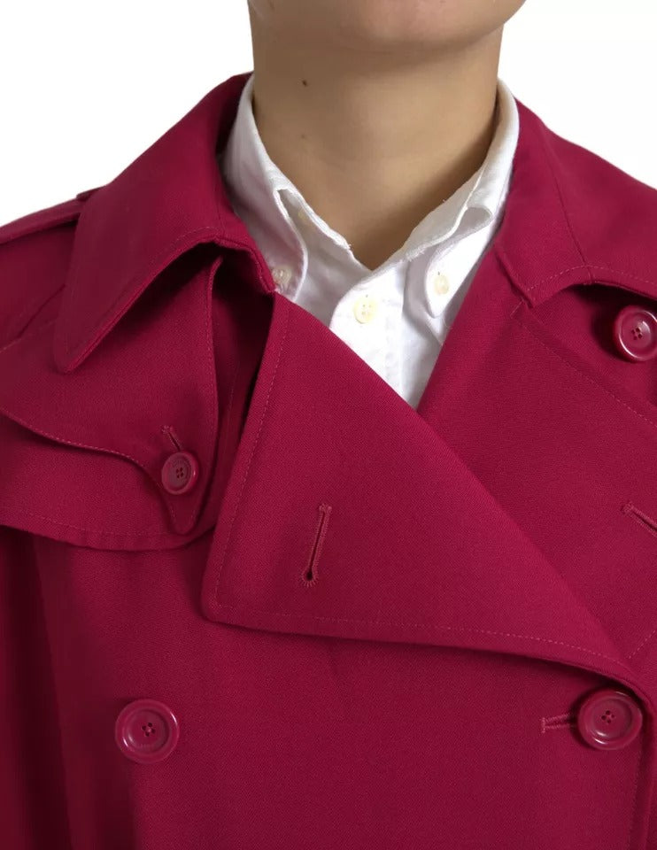 Manteau trench double boutonnage Dolce & Gabbana rose foncé, élégant, en tissu léger, porté sur un mannequin.
