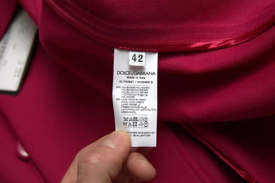 Manteau trench double boutonnage rose foncé Dolce & Gabbana pour femme, en tissu élégant avec revers et ceinture ajustable.