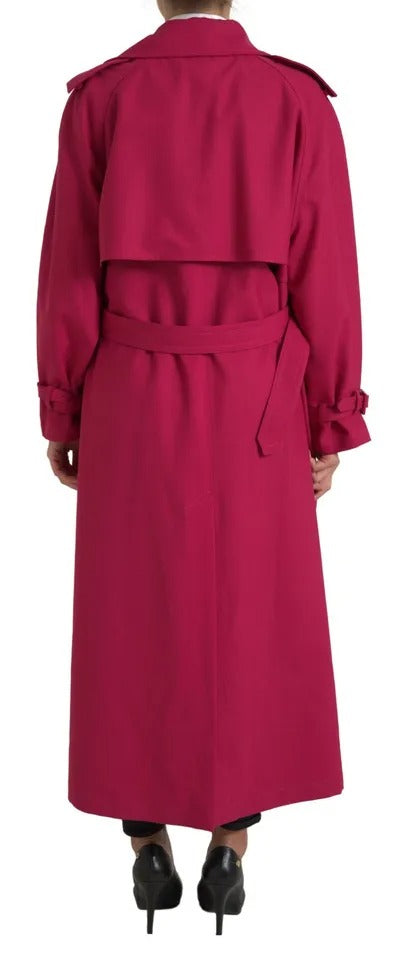 Manteau trench double boutonnage rose foncé de Dolce & Gabbana, coupe élégante et tissu doux, porté avec style.
