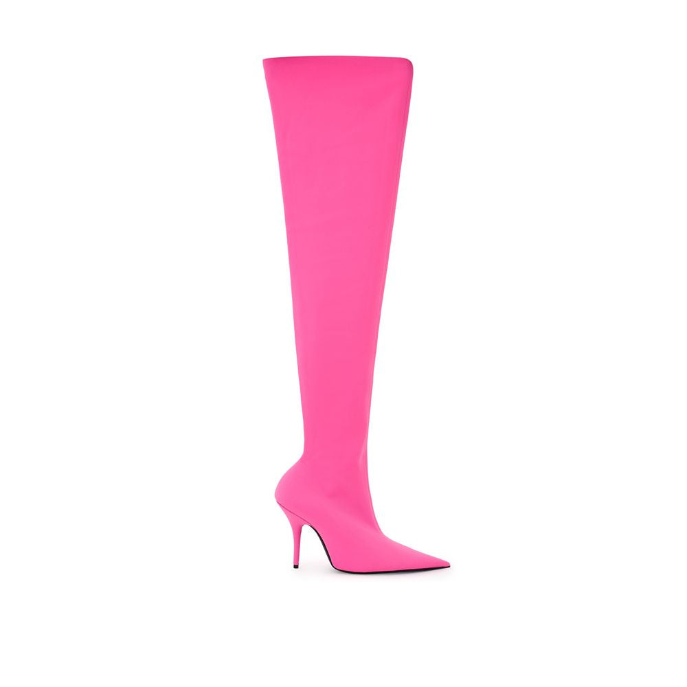 Bottes en polyester rose de Balenciaga avec design moderne et détails élégants, vue en gros plan.
