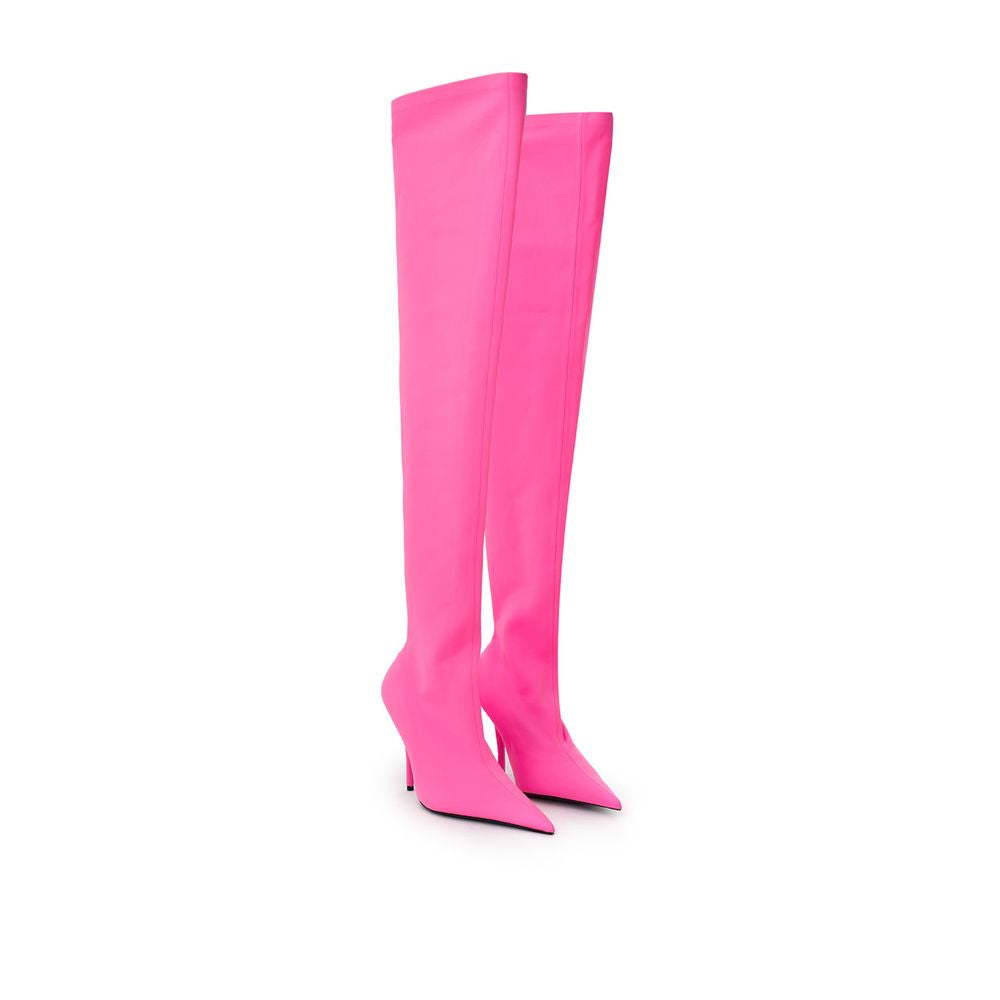 Bottes en polyester rose de Balenciaga, style moderne et élégant, visibles avec détails et texture dans l'image.