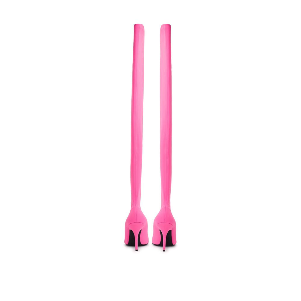 Bottes en polyester rose de Balenciaga, style moderne avec design élégant, visibles dans l'image.