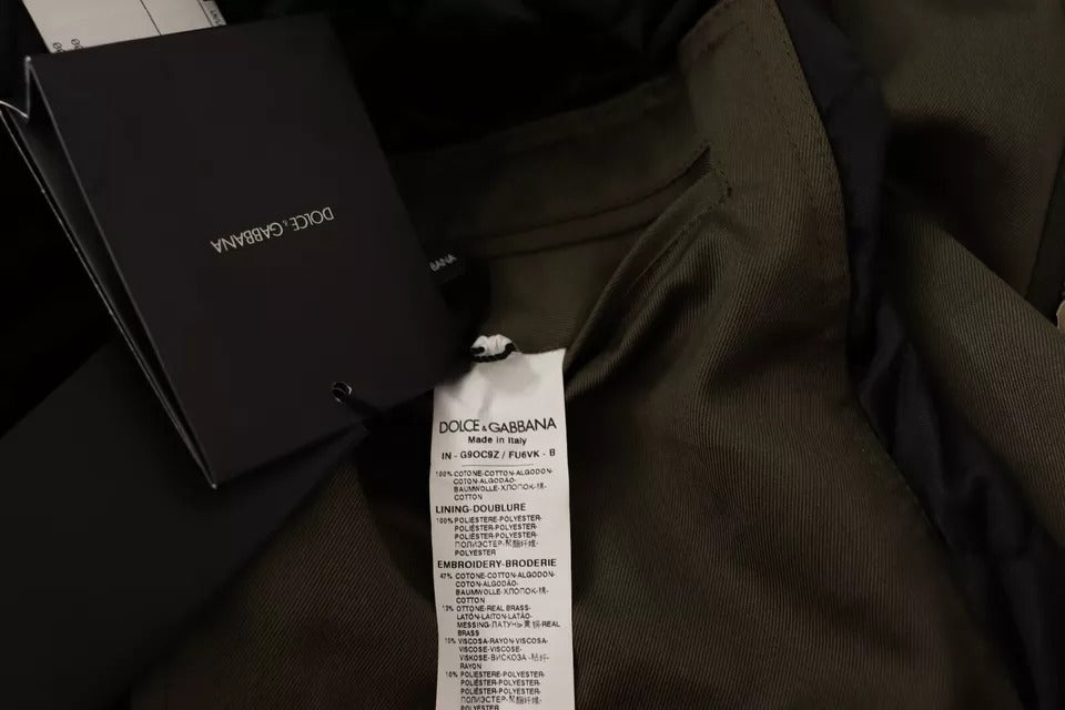 Blouson en coton vert Dolce & Gabbana DG Love, veste légère avec boutons et détails modernes, portée décontractée.