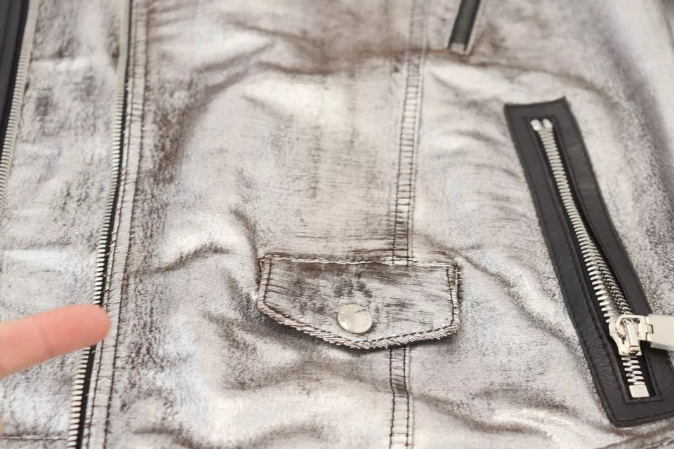 Veste en cuir d'agneau argentée de style motard Dolce & Gabbana, coupe ajustée et détails modernes.