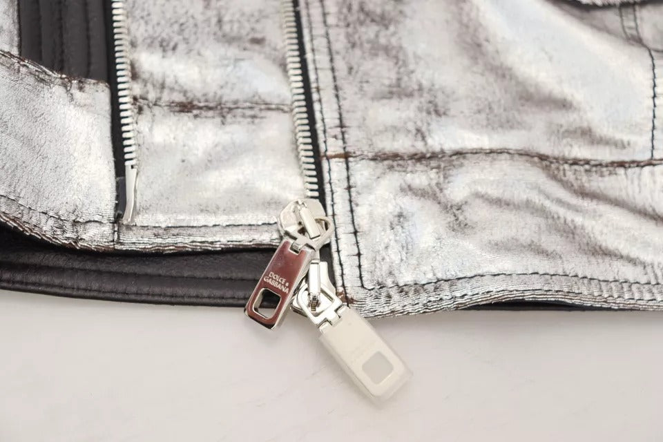 Veste motard en cuir argenté en agneau de Dolce & Gabbana, style élégant et moderne, vue de face sur la modèle.